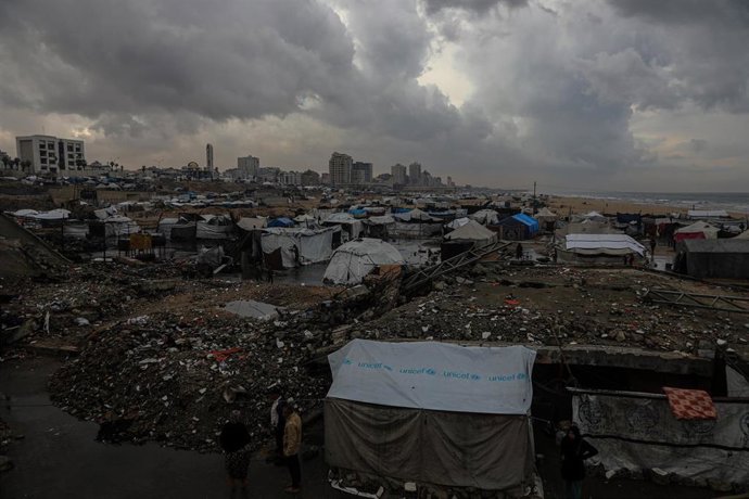 Una vista general de tiendas de campaña en la Franja de Gaza