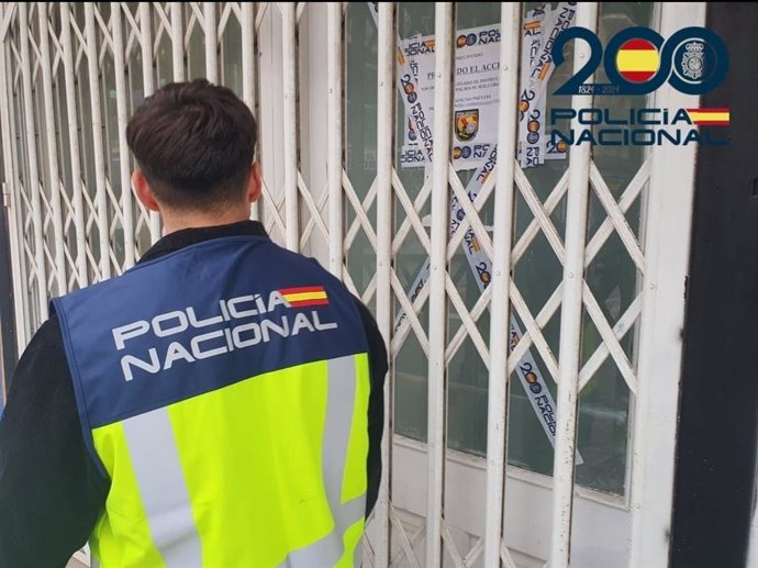Un agente de la Policía Nacional junto al local de la zona de Playa de Palma clausurado