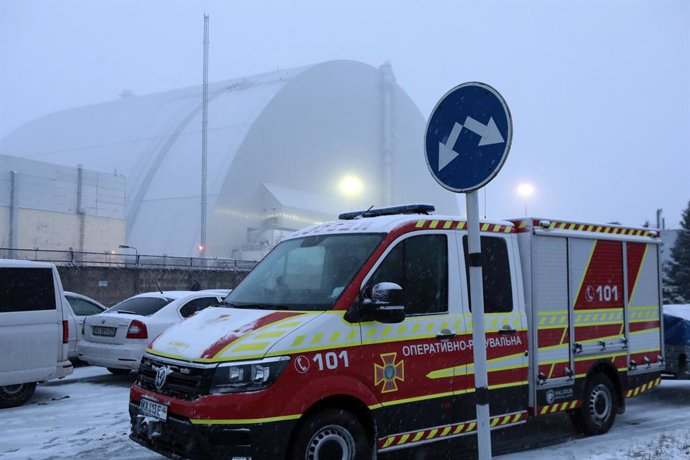 Archivo - February 14, 2025, Kyiv Region, Ukraine: KYIV REGION, UKRAINE - FEBRUARY 14, 2025 - A car of the emergency service is parked outside the New Safe Confinement at the Chornobyl Nuclear Power Plant that was hit by a Russian attack drone with an exp
