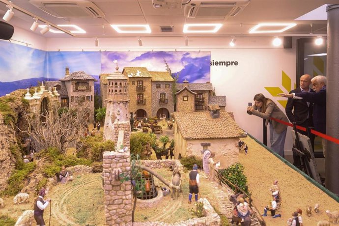 El Belén tradicional del Mercado Central. Al fondo, el presidente de la Asociación Amigos del Belén de Zaragoza, Pascual Soria.