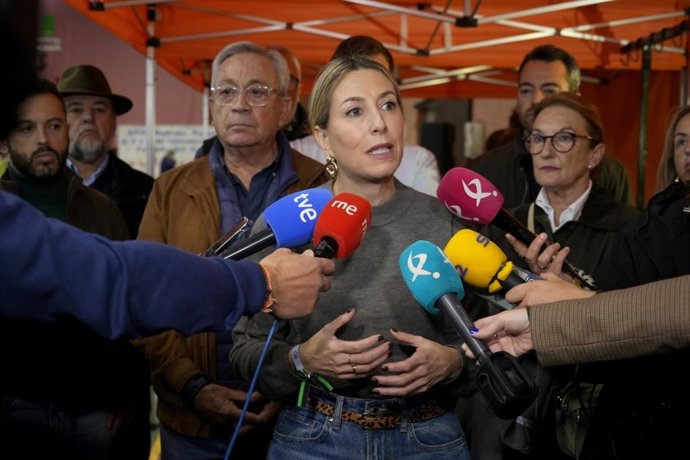 La candidata del PP a la reelección como presidenta de la Junta de Extremadura, María Guardiola, atiende a los medios antes de participar en la XVIII Matanza Didáctica de Peraleda del Zaucejo (Badajoz)