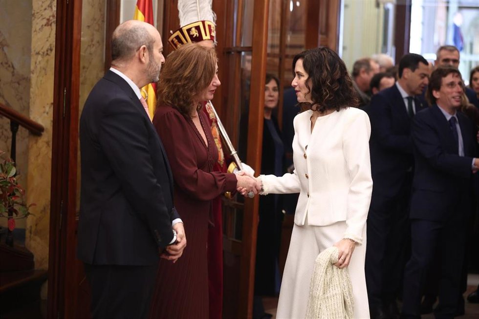 El presidente del Senado, Pedro Rollán, y la presidenta del Congreso, Francina Armengol, saludan a la presidenta de la Comunidad de Madrid, Isabel Díaz Ayuso, durante el acto institucional por el Día de la Constitución