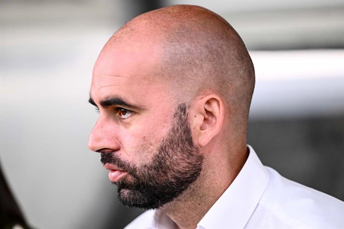 Archivo - July 26, 2025, Reutlingen, Baden-Wuerttemberg, Germany: Trainer Claudio Giraldez (Real Club Celta de Vigo) Looks on during the pre-season friendly match between VfB Stuttgart and Real Club Celta de Vigo at Stadion an der Kreuzeiche on July 26, 2