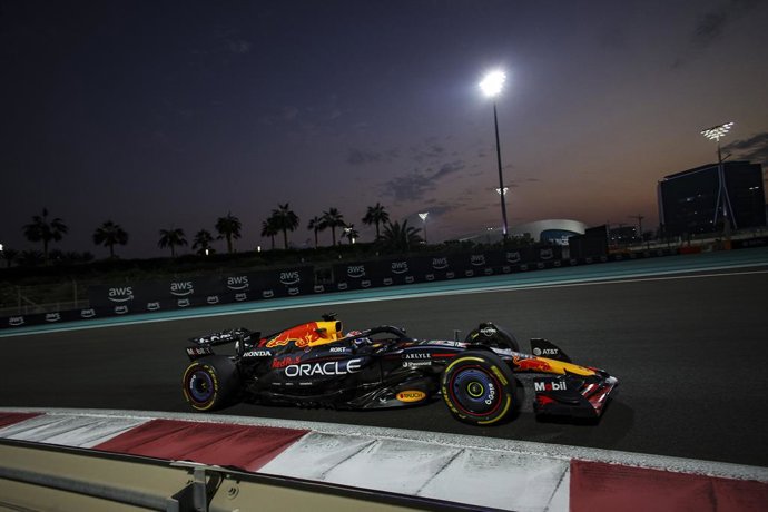 01 VERSTAPPEN Max (nld), Red Bull Racing RB21, ação durante o Grande Prêmio de Abu Dhabi de Fórmula 1 de 2025, 24ª rodada do Campeonato Mundial de Fórmula 1 da FIA de 2025, de 05 a 07 de dezembro de 2025, no Circuito Yas Marina, em Abu Dhabi, Emirados Ára