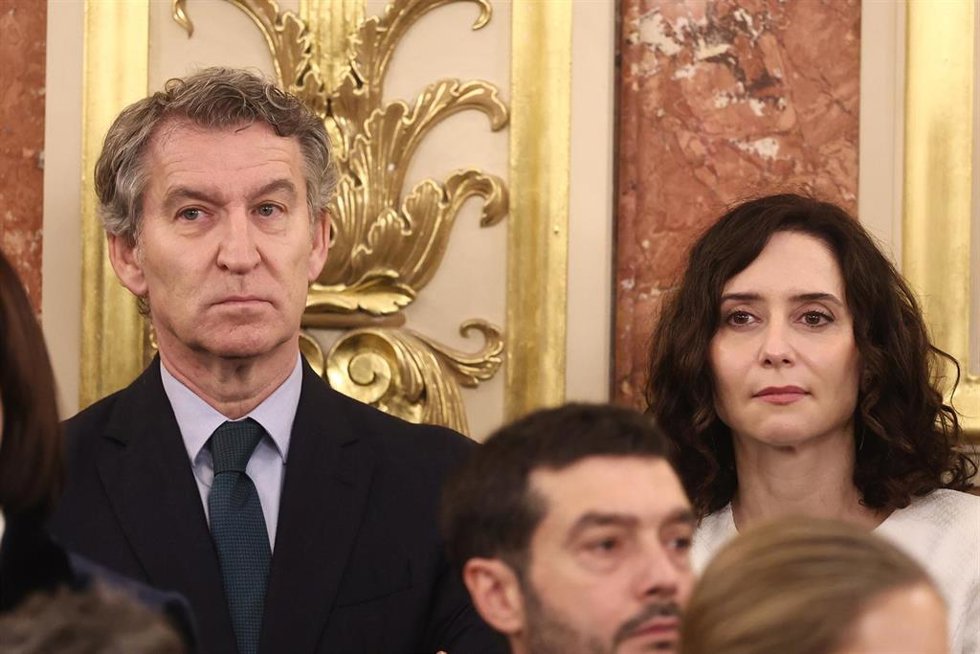El presidente del PP, Alberto Núñez Feijóo, y la presidenta de la Comunidad de Madrid, Isabel Díaz Ayuso, durante el acto institucional por el Día de la Constitución, en el Congreso de los Diputados, a 6 de diciembre de 2025, en Madrid (España).