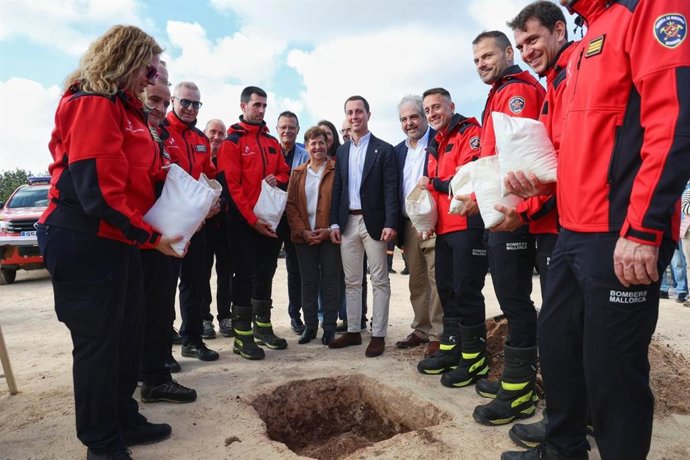 Colocación de la primera piedra del parque de los Bomberos de Mallorca en Santanyí