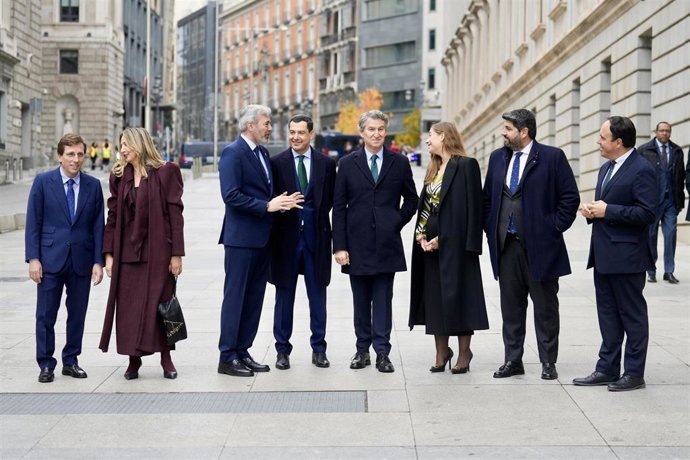 El líder del Partido Popular, Alberto Núñez Feijóo (4d), conversa con los presidentes autonómicos de Aragón, Jorge Azcón; Andalucía, Juanma Moreno, Murcia, Fernando López-Miras, y Valencia, Juanfran Pérez Llorca, entre otros.