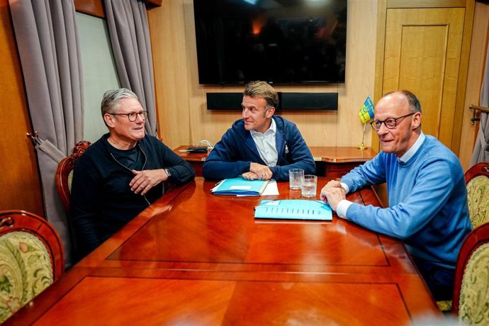 Archivo - Keir Starmer, Emmanuel Macron y Friedrich Merz 