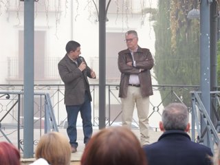 El presidente de la Diputación de Jaén, Paco Reyes, junto al alcalde de esta localidad, Diego Fernández, en la inauguración del hogar del pensionista de Albanchez de Mágina
