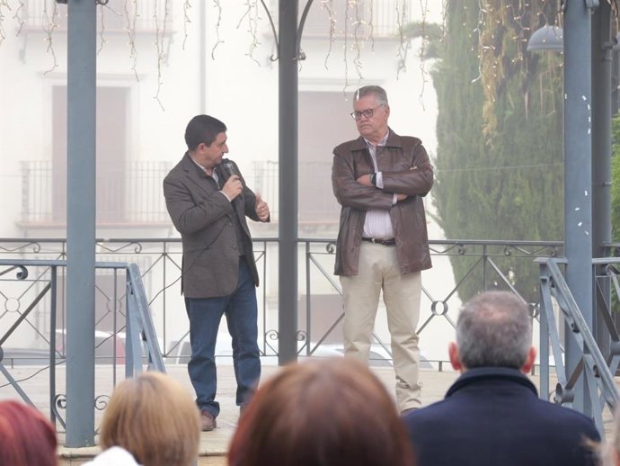 El presidente de la Diputación de Jaén, Paco Reyes, junto al alcalde de esta localidad, Diego Fernández, en la inauguración del hogar del pensionista de Albanchez de Mágina