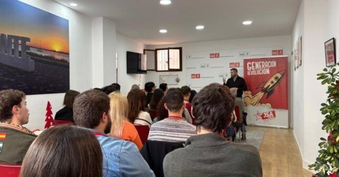 El secretario de Organización del PSOE de Huelva, Francisco Baluffo, en la inauguración de la jornada provincial de Juventudes Socialistas