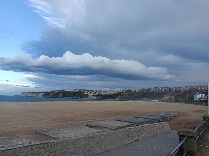Nubes y claros en la costa vizcaína