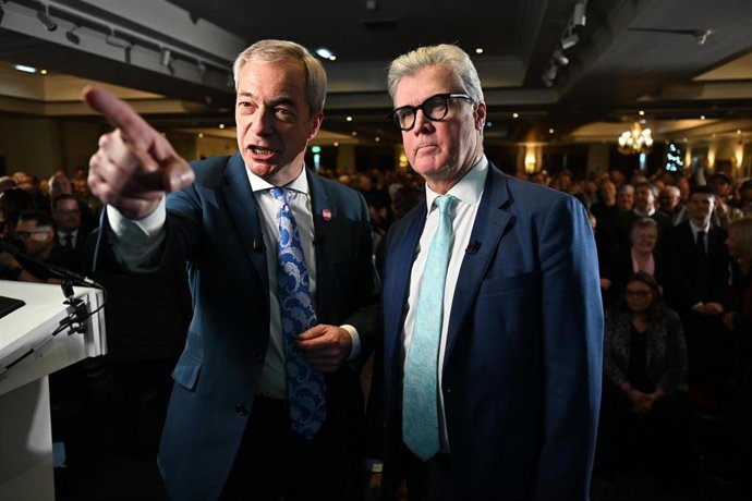 Nigel Farage (I) y Malcolm Offord