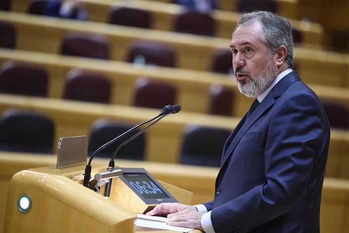 Archivo - El senador del PSOE Juan Espadas interviene durante un pleno en el Senado, a 1 de octubre de 2025, en Madrid (España). 