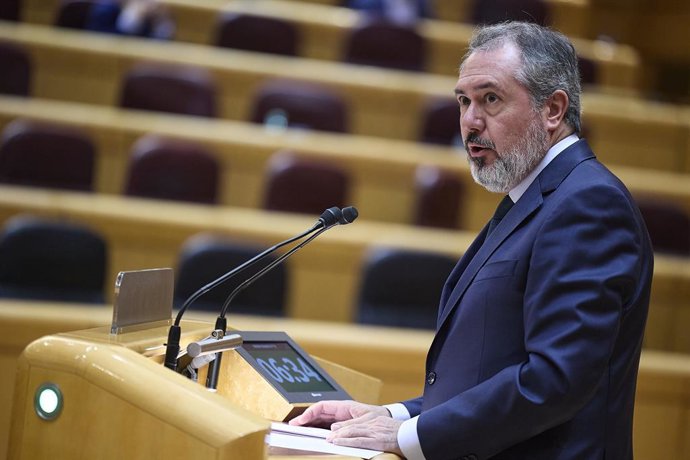 Archivo - El senador del PSOE Juan Espadas interviene durante un pleno en el Senado, a 1 de octubre de 2025, en Madrid (España).  El PSOE ha registrado una moción en el Senado para que el PP se posicione en contra del "genocidio’’ de Israel en Gaza y Cisj