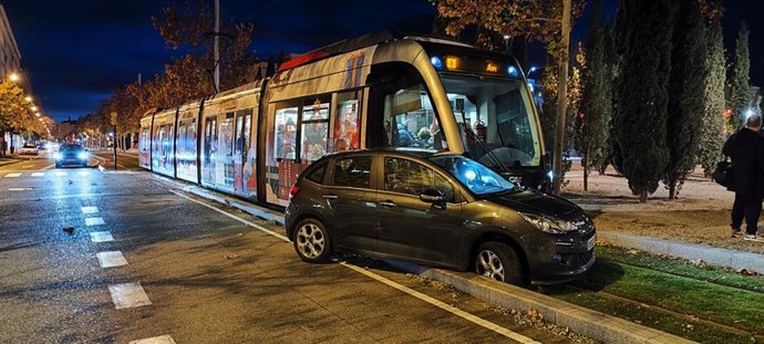 Vehículo que ha impactado contra el tranvía en el cruce de la calle Luces de la Ciudad y el Paseo de los Olvidados.