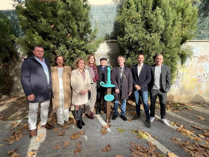 Víctor Juan, junto al monolito inaugurado en la XXXI Feria del Libro Aragonés de Monzón junto a la teniente de Alcalde, Marta Montaner, el concejal de Ferias, Jairo Sánchez y el diputado de la DPH, Carlos Sampériz, entre otros. 