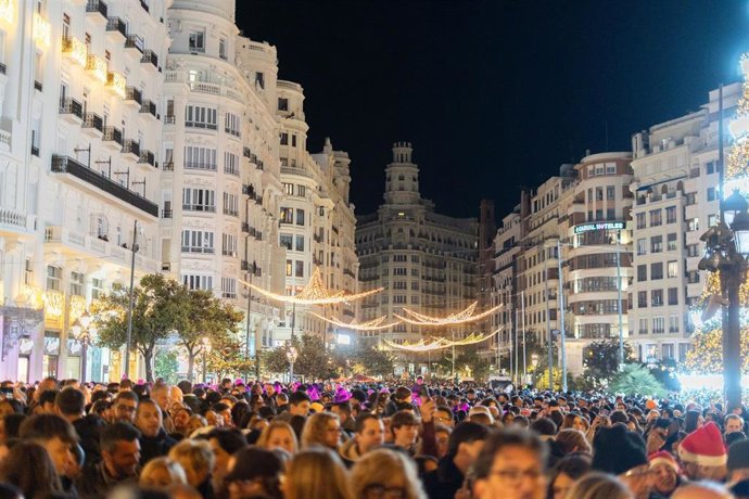 Cientos de personas asisten al acto del encendido de la iluminación de Navidad, a 21 de noviembre de 2025, en València