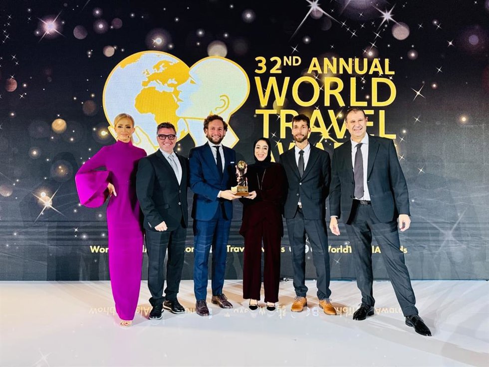 El presidente de la DPH, Isaac Claver, sostiene el trofeo junto al presidente de Turismo Activo, Eduardo Jubert, el diputado de Turismo, Sergio Serra, el gerente de Tu Huesca, Fernando Blasco y la inistra de Turismo de Baréin, Fátima Al Sairafi.