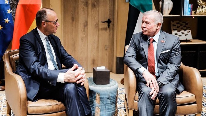 El canciller alemán, Friedrich Merz, y el rey Abdalá II de Jordania