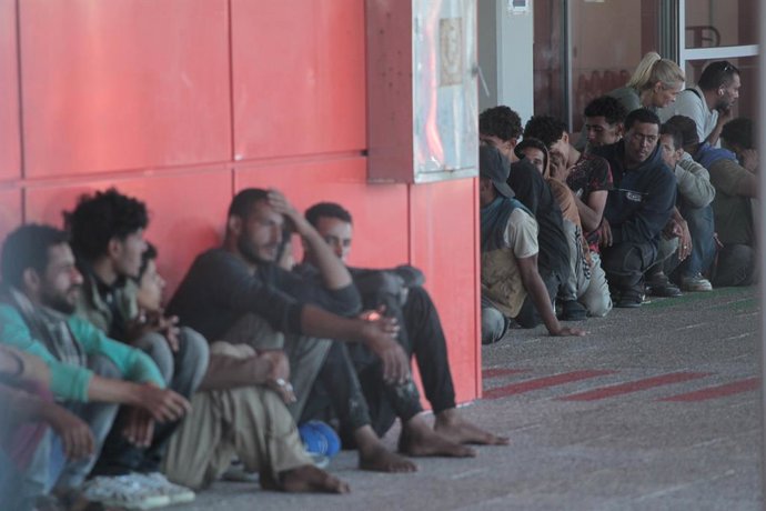 Archivo - July 10, 2025, Lavrio Port, Greece: Group of some 520 people were rescued near Crete early Wednesday, and they disembark  to the Athens port of Lavrio. According to the coastguard, 7,300 asylum seekers have reached Crete and the nearby island of