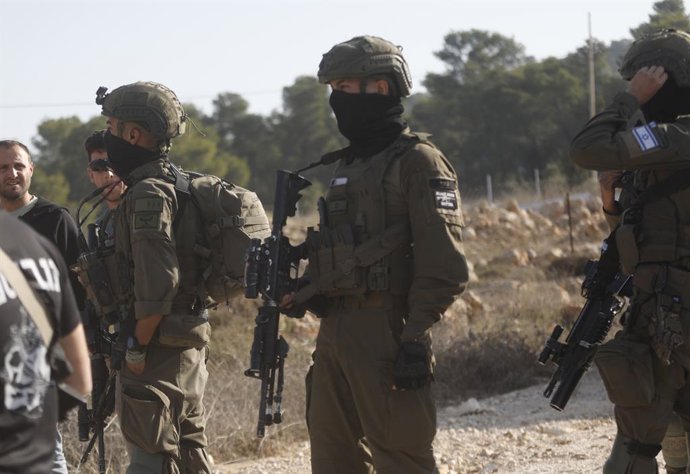 28 de novembro de 2025, Hebron, Cisjordânia, Território Palestino: Forças israelenses e colonos israelenses bloqueiam agricultores palestinos que tentam acessar seus campos agrícolas, com granadas de choque e gás lacrimogêneo na cidade de Tarqumiyah, em H