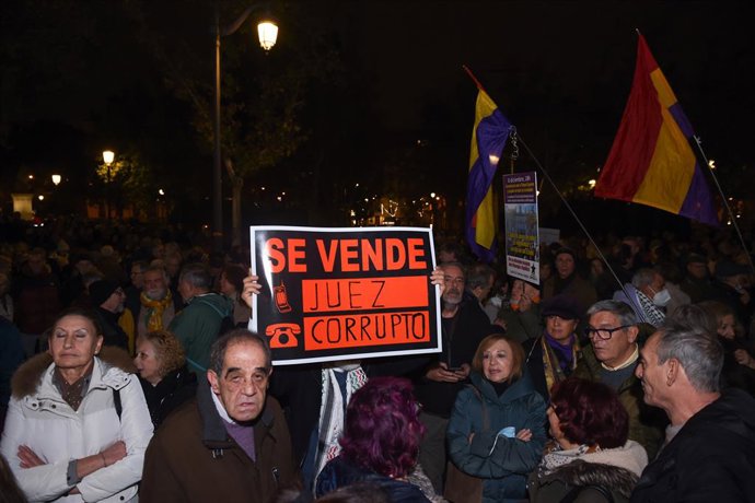 Manifestantes, durante uma manifestação para protestar contra a condenação do ex-procurador-geral, em frente à sede da Suprema Corte, em 6 de dezembro de 2025, em Madri (Espanha). Em 20 de novembro, a Suprema Corte condenou Álvaro Gar