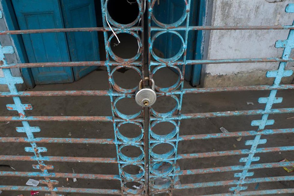 Archivo - Un local de ocio cerrado en India (archivo)