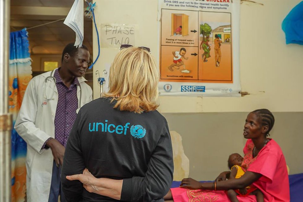 La directora ejecutiva de UNICEF, Catherine Russell, en un hospital de Bentiu (Sudán del Sur)