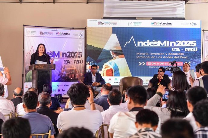 La ministra Denisse Miralles participó en la clausura del evento Andesmin 2025 en la ciudad de Ica.