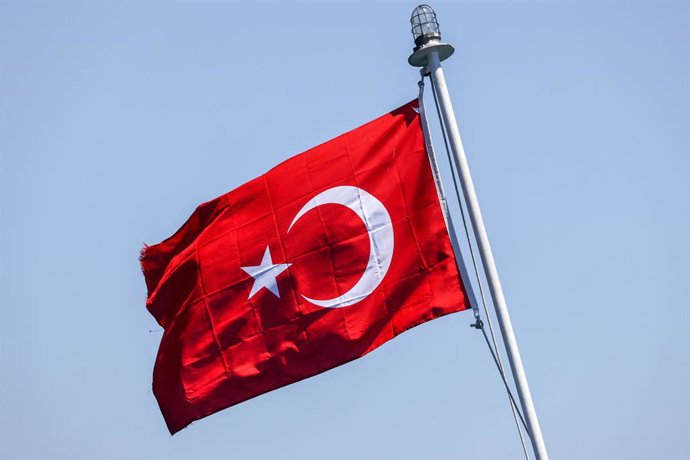 Archivo - RUSSIA, ISTANBUL - MAY 15, 2025: The Turkish flag is hoisted aboard a motor ship