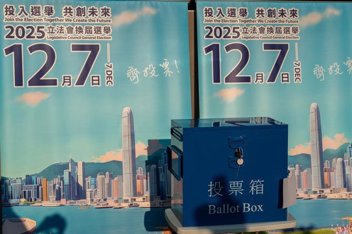 7 de dezembro de 2025, Hong Kong, Hong Kong: Uma urna de votação em uma seção eleitoral em 7 de dezembro de 2025 em Hong Kong. Hoje, Hong Kong realiza sua eleição para o Conselho Legislativo.