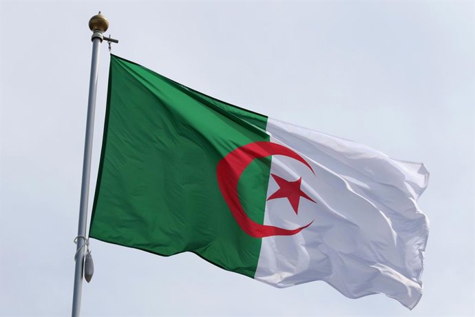 Archivo - Arquivo - 20 de junho de 2025, São Petersburgo, Rússia: A bandeira nacional da República Democrática Popular da Argélia, tremulando ao vento em um mastro em São Petersburgo, Rússia.