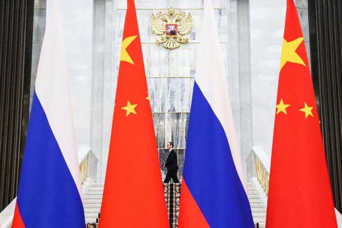 RUSSIA, MOSCOW - NOVEMBER 17, 2025: Flags of Russia and China are seen during the 24th meeting of the Council of Heads of Government of the Shanghai Cooperation Organization (SCO). Yevgeny Messman/TASS Host Photo Agency