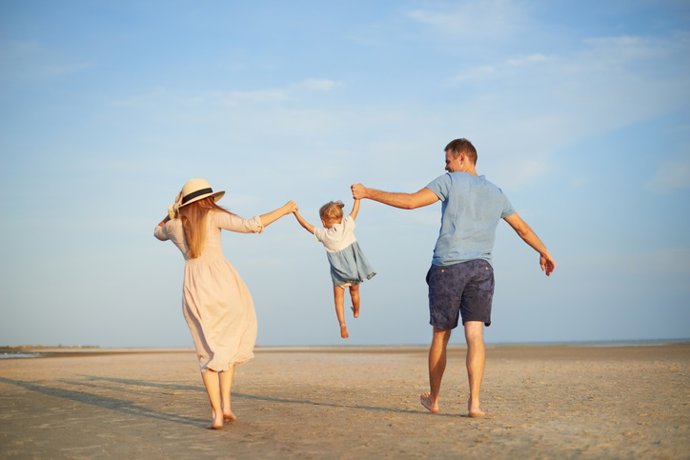 Archivo - Familia, padres e hija. Playa