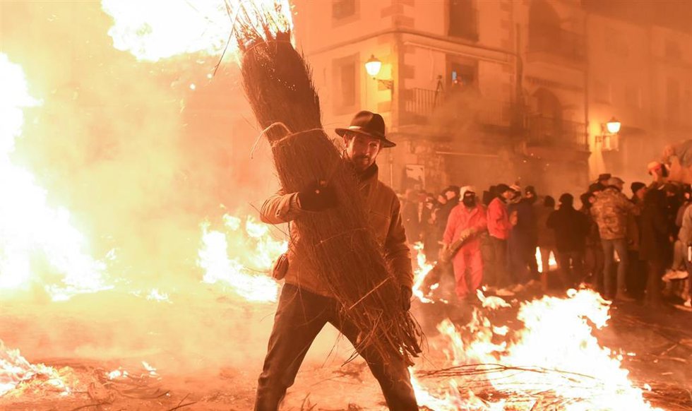 Archivo - Decenas de personas durante la fiesta de Los Escobazos
