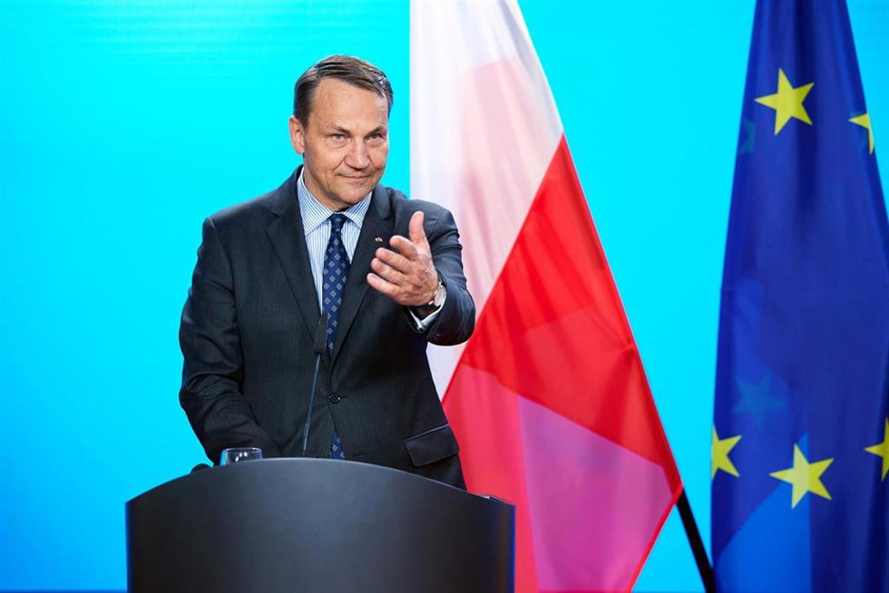Archivo - El ministro de Exteriores de Polonia, Radoslaw Sikorski, durante una rueda de prensa en la capital de Alemania, Berlín (archivo)
