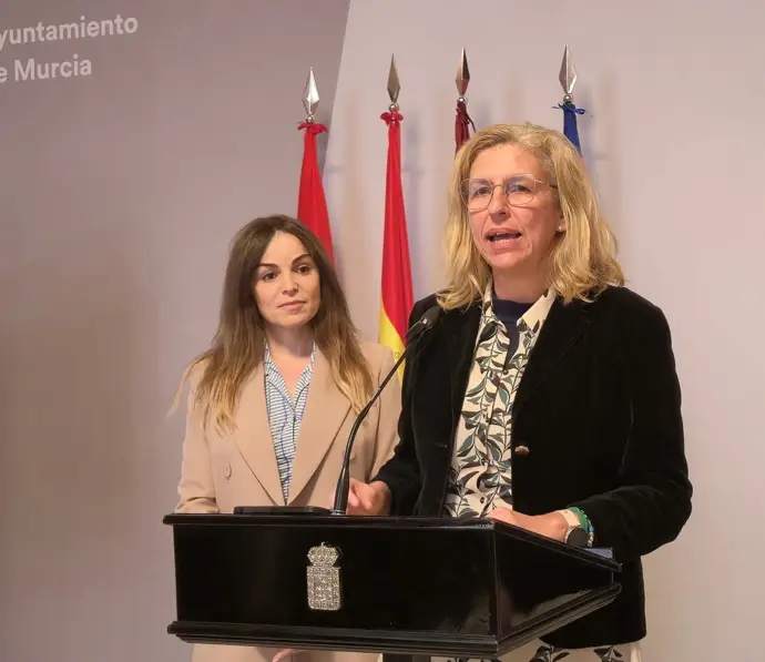 La vicealcaldesa y concejal de Fomento, Rebeca Pérez, y la concejal Mercedes Bernabé tras la Junta de Gobierno - AYUNTAMIENTO DE MURCIA