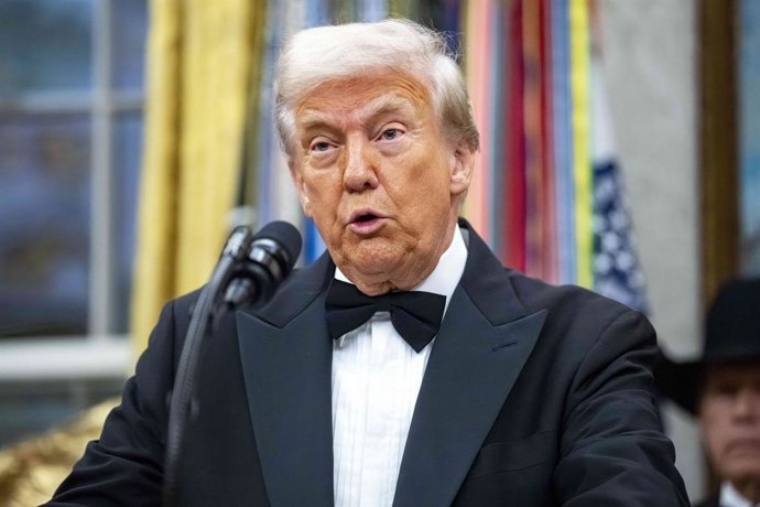6 de dezembro de 2025, Washington, Distrito de Columbia, EUA: O presidente dos Estados Unidos, Donald J. Trump, discursa antes de entregar os medalhões aos homenageados do Kennedy Center de 2025 durante uma cerimônia de apresentação no Salão Oval da Casa 