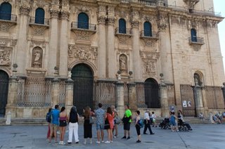 Archivo - Un grupo de turistas ante la Catedral de Jaén.