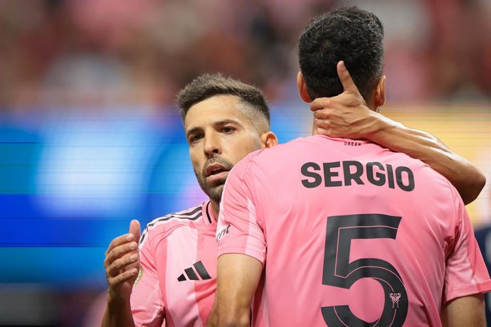 Archivo - June 29, 2025, Atlanta: Atlanta, USA, 29th June 2025. Jordi Alba of Inter Miami CF emrbaces team mate Sergio Busquets during the Paris Saint Germain vs Inter Miami CF FIFA Club World Cup match at Mercedes Benz Stadium, Atlanta.