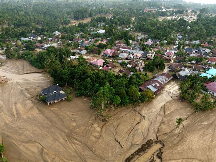 JAKARTA, 2 de dezembro de 2025 -- Esta foto aérea tirada por drone em 2 de dezembro de 2025 mostra uma vista da área coberta de lama na regência de Pidie Jaya, província de Aceh, Indonésia. O número de mortos nas recentes enchentes e deslizamentos de terr