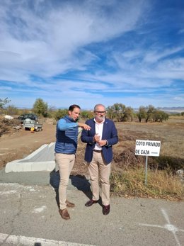 El delegado territorial de Justicia, Administración Local y Función Pública, Luis Recuerda, junto al alcalde de Albuñán (Granada), Álvaro Guerrero.