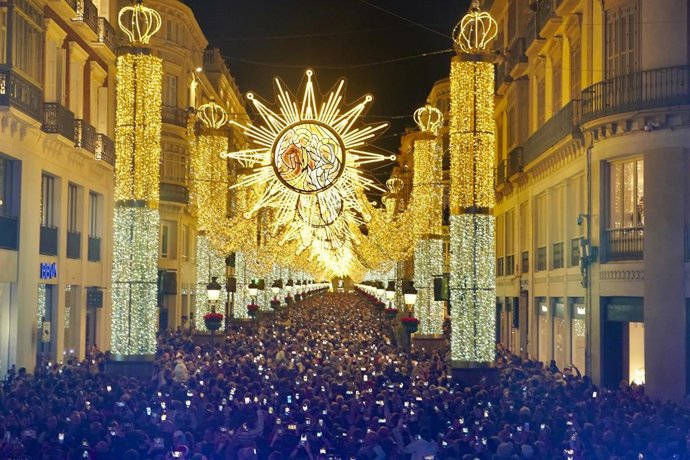 Cientos de personas asisten al acto del encendido del alumbrado de Navidad en la céntrica calle Larios de Málaga. 