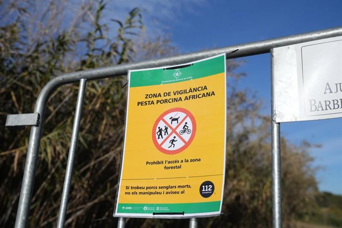 Vallas para cortar el paso de los agents rurals de los Mossos d'Esquadra en las zonas restringidas por la cuarentena ante la peste porcina africana