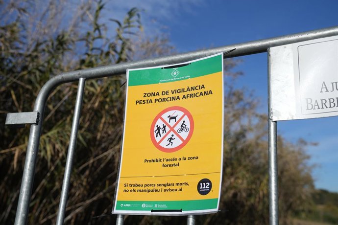 Tanques per tallar el pas dels agents rurals dels Mossos d'Esquadra a les zones restringides per la quarantena davant de la pesta porcina africana