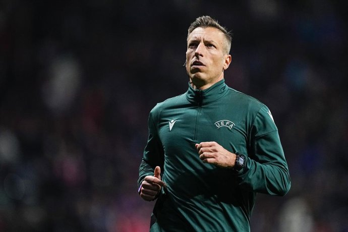 Archivo - Davide Massa, referee, warms up during the UEFA Champions League 2024/25 League Phase MD7 match between Atletico de Madrid and Bayer 04 Leverkusen at Riyadh Air Metropolitano stadium on January 21, 2025, in Madrid, Spain.