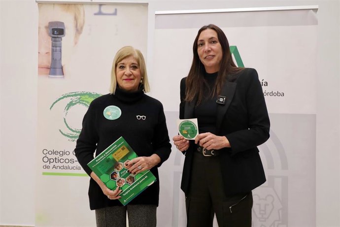 La consejera de Inclusión Social, Juventud, Familias e Igualdad, Loles López, con la presidenta del Colegio Oficial de Óptico-Optometristas de Andalucía, Blanca Fernández.