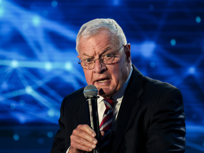 Archivo - September 30, 2025, Warsaw, Poland: Lt Gen Keith Kellogg, Special Presidential Envoy for Ukraine talks to Katarzyna Pisarska, Chair of the Warsaw Security Forum, Casimir Pulaski Foundation during the second day of the Warsaw Security Forum. The 