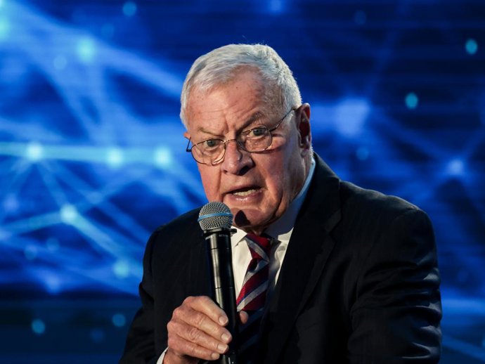 Archivo - Arquivo - 30 de setembro de 2025, Varsóvia, Polônia: O tenente-general Keith Kellogg, enviado presidencial especial para a Ucrânia, conversa com Katarzyna Pisarska, presidente do Fórum de Segurança de Varsóvia, Fundação Casimir Pulaski, durante 